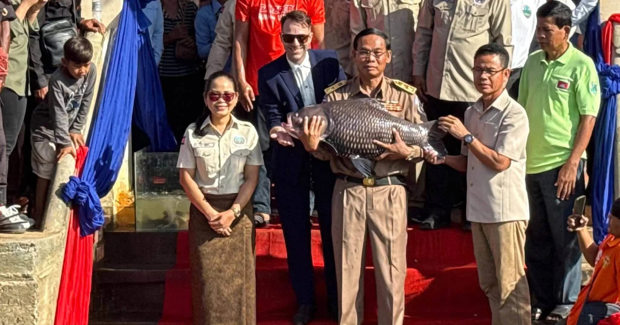 ​ពិធីប្រលែង​កូនត្រី​ចំនួន​ ២០០០០០ក្បាល​ ក្រោមប្រធានបទ​(ធនធាន​ជលផលដើម្បីអនាគតខ្មែរ)នៅតំបន់​ អភិរក្ស​វត្ត​ស្វាយ​ចាស់​