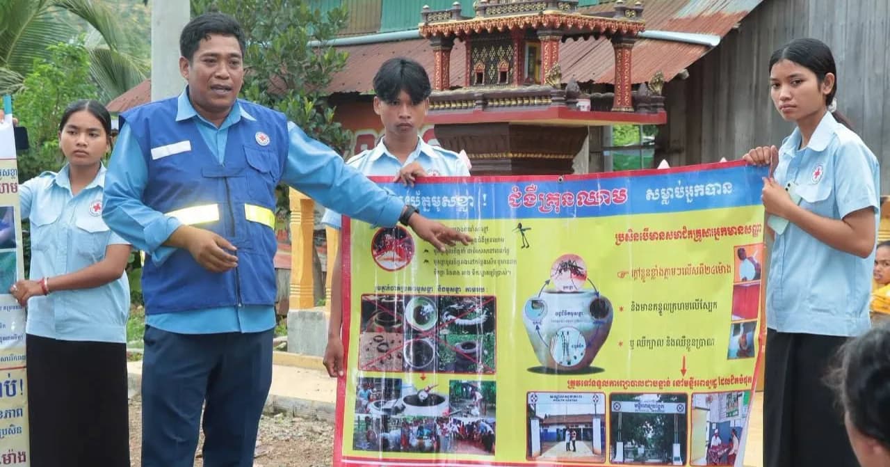 មន្រ្តីប្រតិបត្តិសាខាកាកបាទក្រហមកម្ពុជាខេត្តរតនគិរី ចុះធ្វើយុទ្ធនាការ ផ្សព្វផ្សាយអំពីជំងឺគ្រុនឈាម នៅស្រុកកូនមុំ