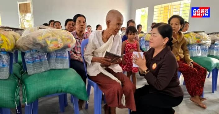 វីដេអូ: លោកជំទាវ ឃួន ឃុនឌី ចុះសួរសុខទុក្ខនិងនាំយកស្បៀងអាហារជួនប្រជាពលរដ្ឋមានជីវភាពខ្វះខាតចំនួន ២៥គ្រួសារ ឃុំក្តីដូង ស្រុកកំពង់ស្វាយ ក្នុងឱកាសបុណ្យភ្ជំបិណ្ឌ