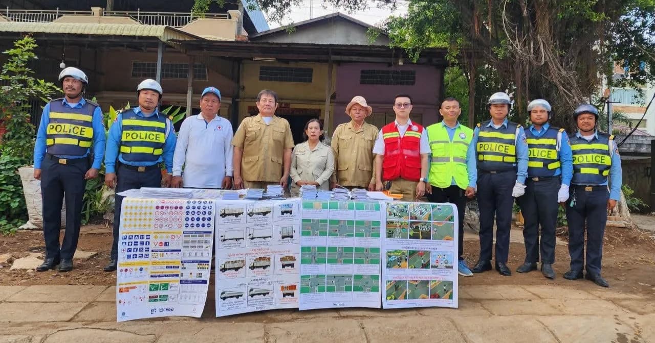 មន្ទីរសាធារណការខេត្តបន្ទាយមានជ័យ ចុះអប់រំផ្សព្វផ្សាយសុវត្ថិភាពចរាចរណ៍ជូនពលរដ្ឋ ដើម្បីកាត់បន្ថយគ្រោះថ្នាក់ក្នុងឱកាសបុណ្យភ្ជុំបិណ្ឌ
