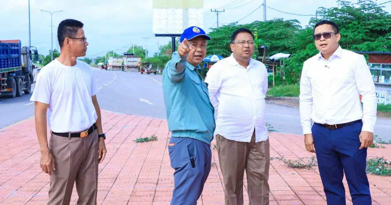 ឯកឧត្តម អ៊ុំ រាត្រី ចុះពិនិត្យទីតាំងត្រៀមរៀបចំ ផ្ទាំងសិលាចារឹក "សូមស្វាគមន៍ខេត្តបន្ទាយមានជ័យ" ដាក់នៅចំនុចប្រសប់ផ្លូវបំបែកវាងក្រុងសិរីសោភ័ណ