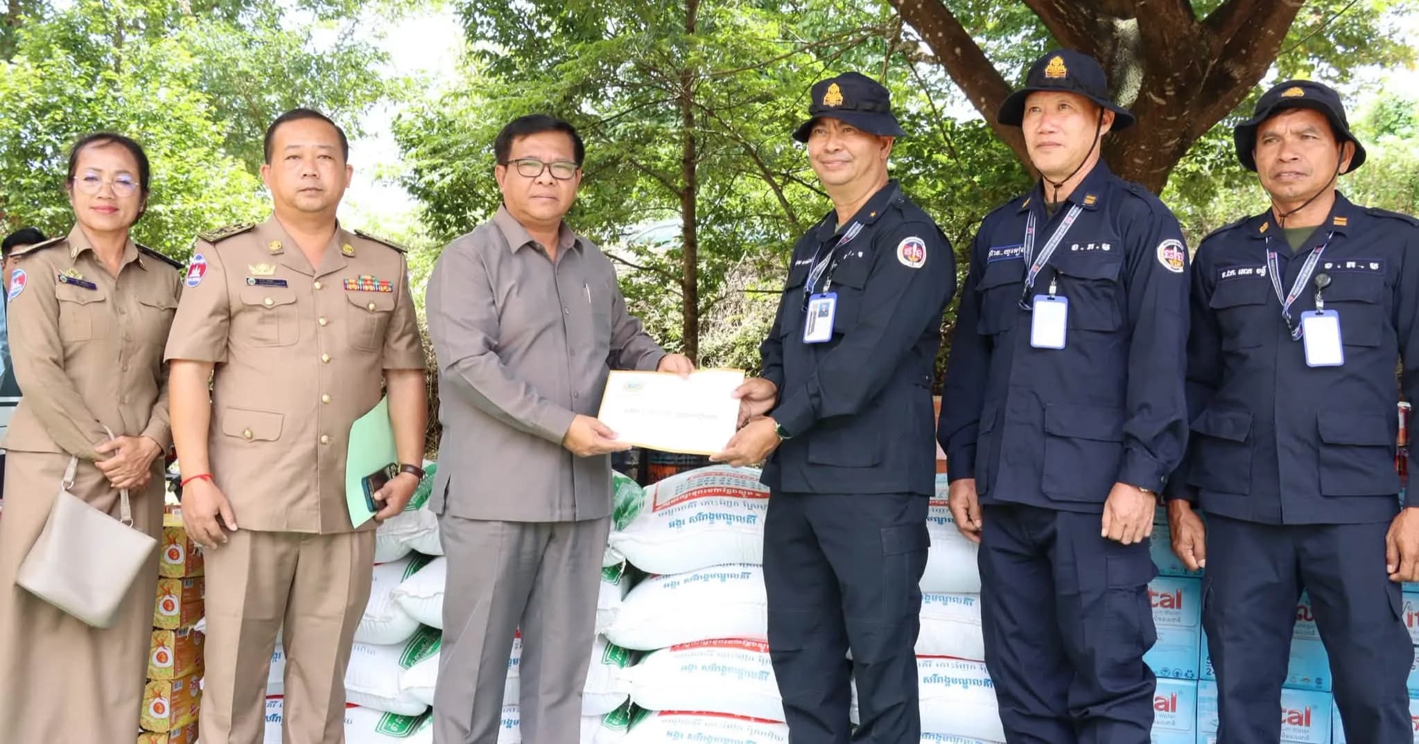អភិបាលខេត្តមណ្ឌលគិរី អញ្ជើញជួបសំណេះសំណាល និងលើកទឹកចិត្តដល់កងកម្លាំងកងរាជអាវុធហត្ថ ក្នុងការហ្វឹកហាត់ជំនាញ យុទ្ធវិធី