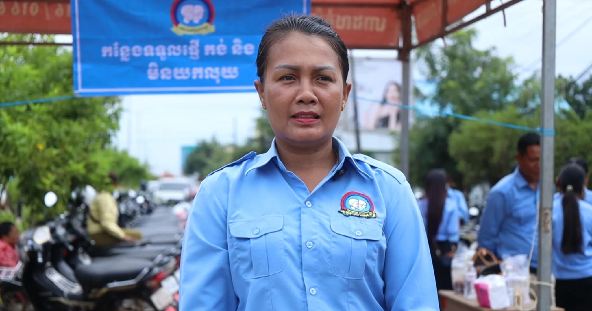 ក្រុមការងារសភាពសហព័ន្ធយុវជនកម្ពុជាខេត្ត បានចូលរួមក្នុងការសម្របសម្រួលរៀបចំសណ្ដាប់ធ្នាប់ ផ្ញើកង់-ម៉ូតូ និងចែកទឹក ជូនដល់បេក្ខជន និងមាតាបិតា អាណាព្យាបាល ដោយឥតគិតថ្លៃ ក្នុងដំណើរការប្រឡងសញ្ញាបត្រមធ្យមសិក្សាទុតិយភូមិ