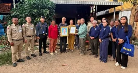 ឯកឧត្តម អ៊ុំ រាត្រី ចុះសំណេះសំណាល និងនាំយកថវិកាបេឡាមរណៈសង្គ្រោះ ជូនគ្រួសារសពអតីតយុទ្ធជន និងគ្រួសារពលីចំនួន ៣គ្រួសារ នៅក្រុងសិរីសោភ័ណ